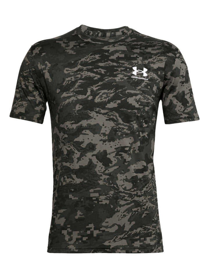Playera deportiva Under Armour para hombre con estampado de camuflaje en tonos verdes y grises.