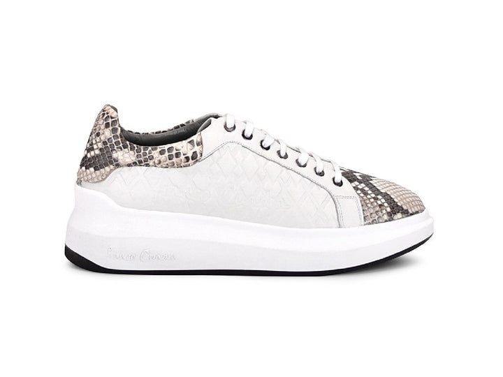 Tenis blancos de cuero con detalles de piel de pitón en la punta y el talón.