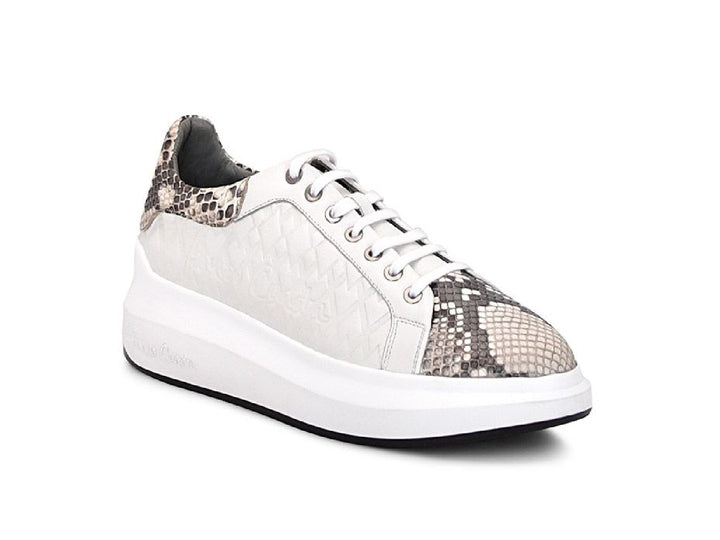 Tenis blancos de cuero con detalles de piel de pitón en la punta y el talón.