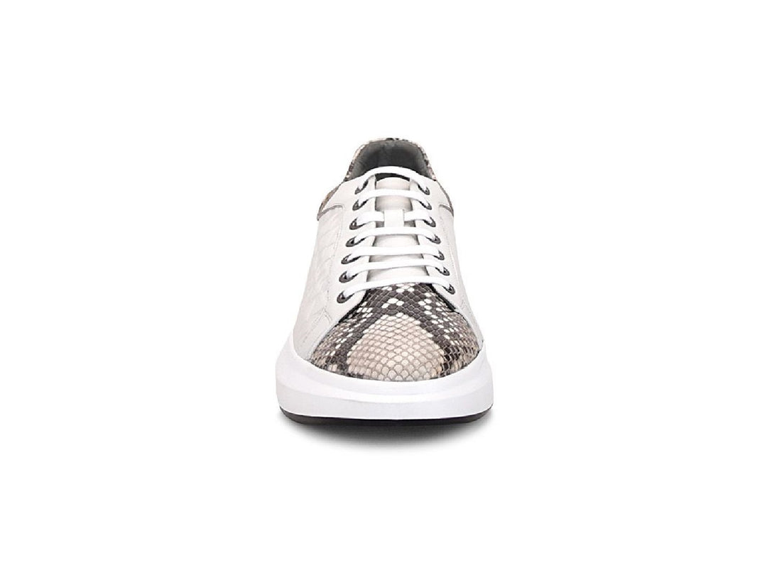 Tenis blancos de cuero con detalles de piel de pitón en la punta y el talón.