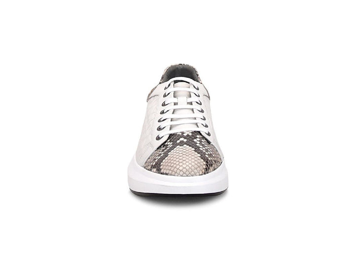 Tenis blancos de cuero con detalles de piel de pitón en la punta y el talón.
