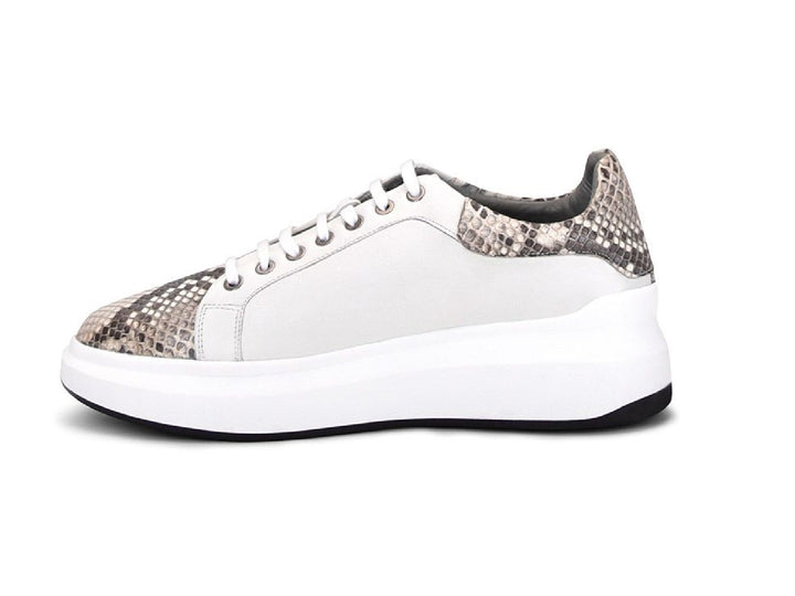 Tenis blancos de cuero con detalles de piel de pitón en la punta y el talón.