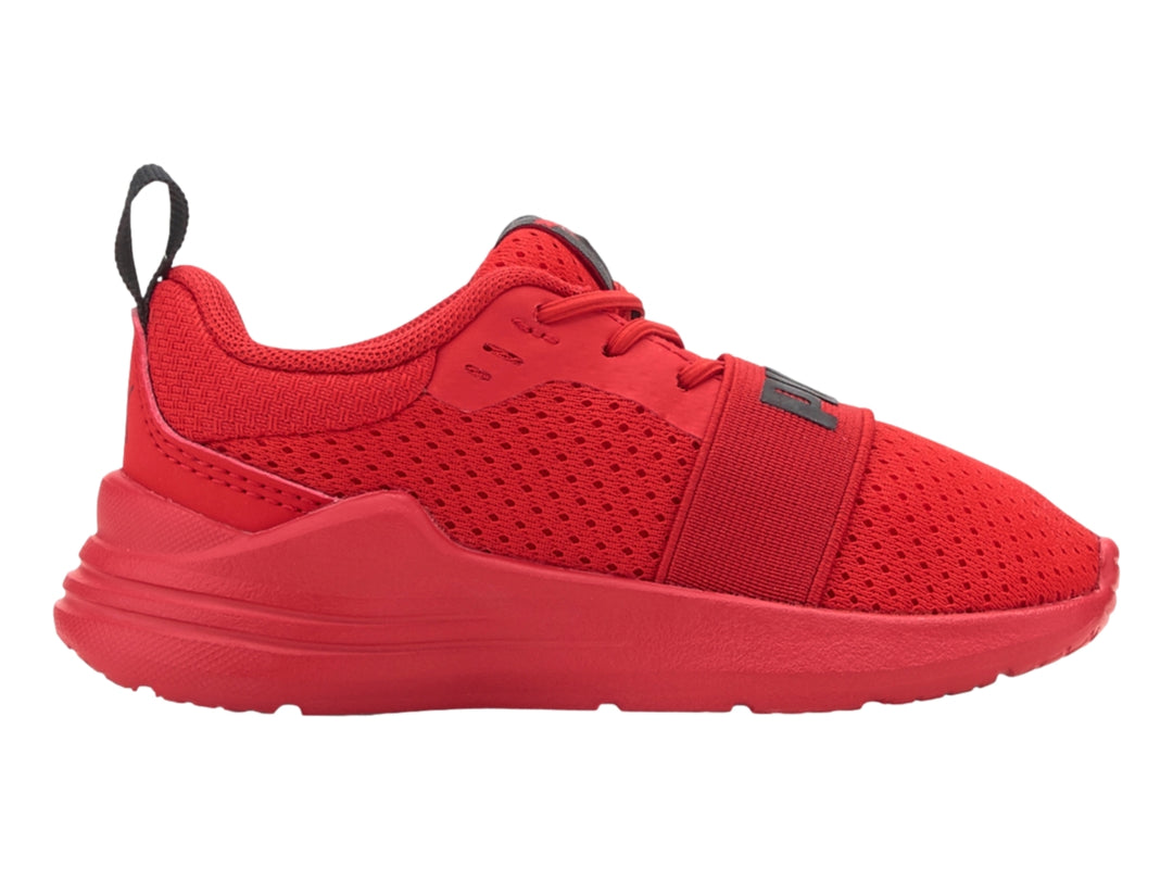 Tenis deportivos PUMA para niño en color rojo con detalles en negro y tejido de malla transpirable.