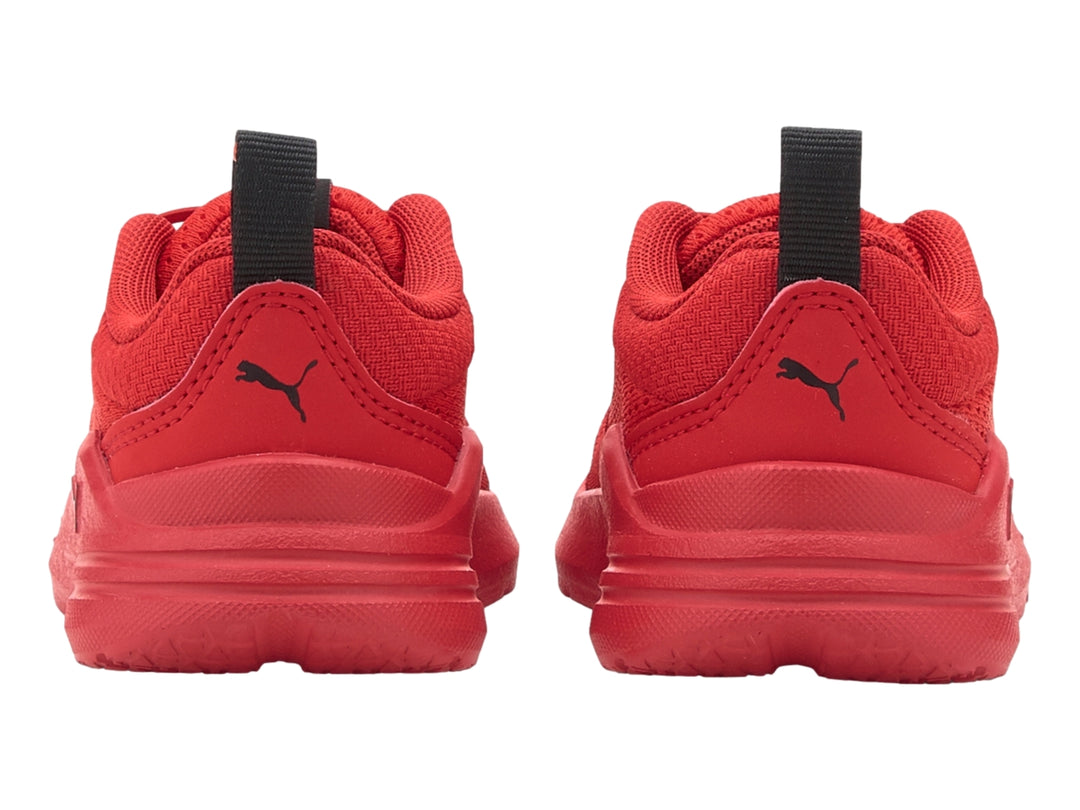 Tenis deportivos PUMA para niño en color rojo con detalles en negro y tejido de malla transpirable.