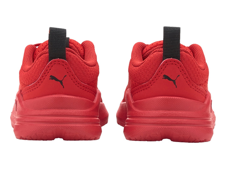 Tenis deportivos PUMA para niño en color rojo con detalles en negro y tejido de malla transpirable.