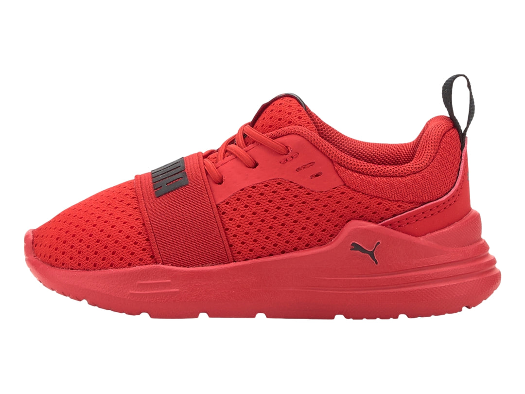 Tenis deportivos PUMA para niño en color rojo con detalles en negro y tejido de malla transpirable.