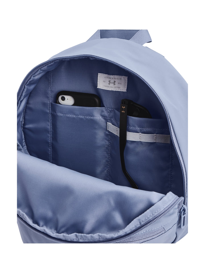 Mochila Under Armour de color azul claro con forma circular y logotipo central.