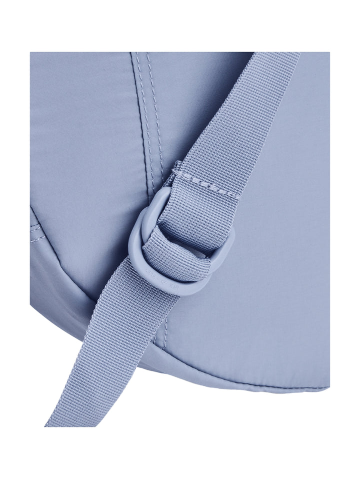 Mochila Under Armour de color azul claro con forma circular y logotipo central.