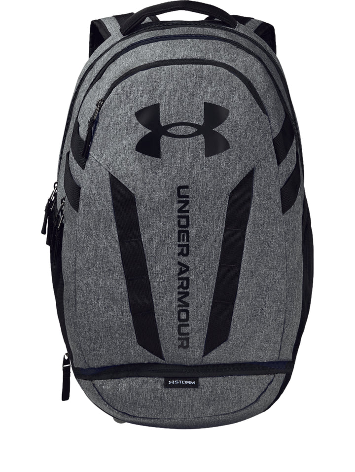 Mochila Under Armour Hustle color gris con detalles y logotipo en negro.