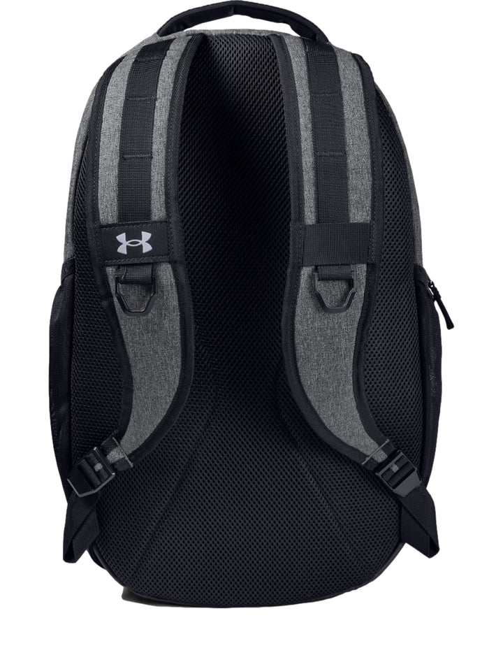 Mochila Under Armour Hustle color gris con detalles y logotipo en negro.