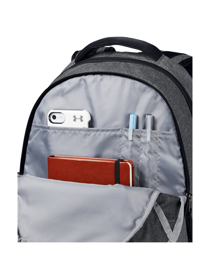 Mochila Under Armour Hustle color gris con detalles y logotipo en negro.