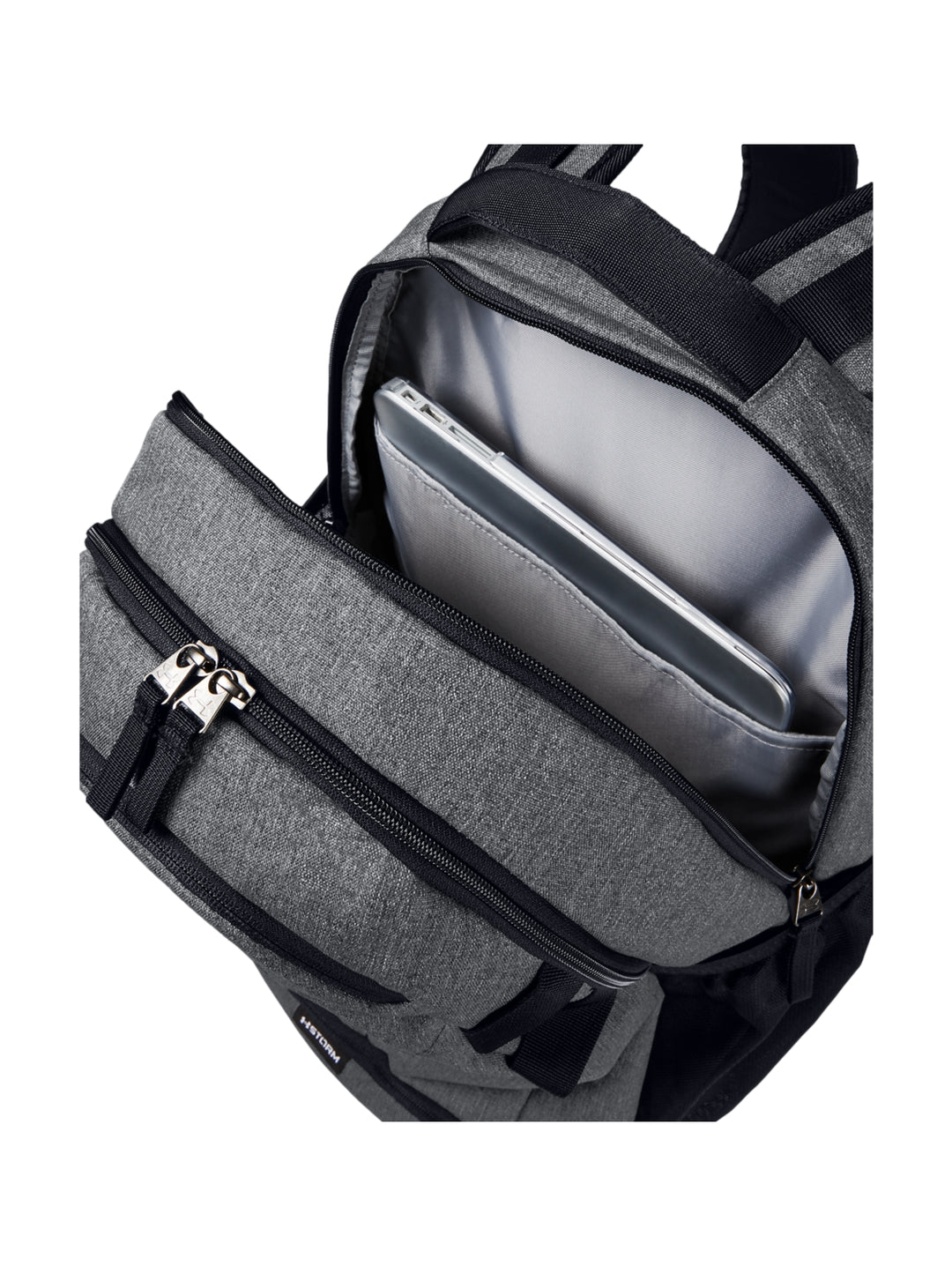 Mochila Under Armour Hustle color gris con detalles y logotipo en negro.
