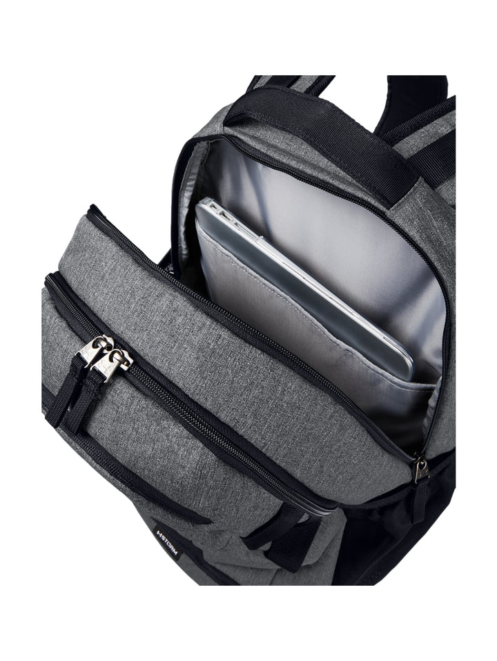 Mochila Under Armour Hustle color gris con detalles y logotipo en negro.
