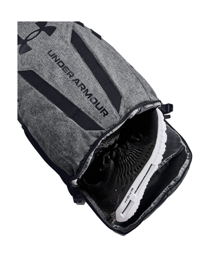 Mochila Under Armour Hustle color gris con detalles y logotipo en negro.