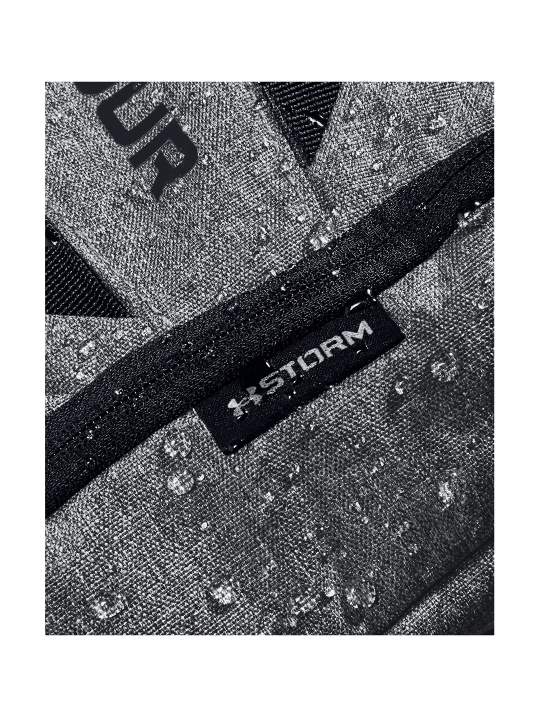 Mochila Under Armour Hustle color gris con detalles y logotipo en negro.