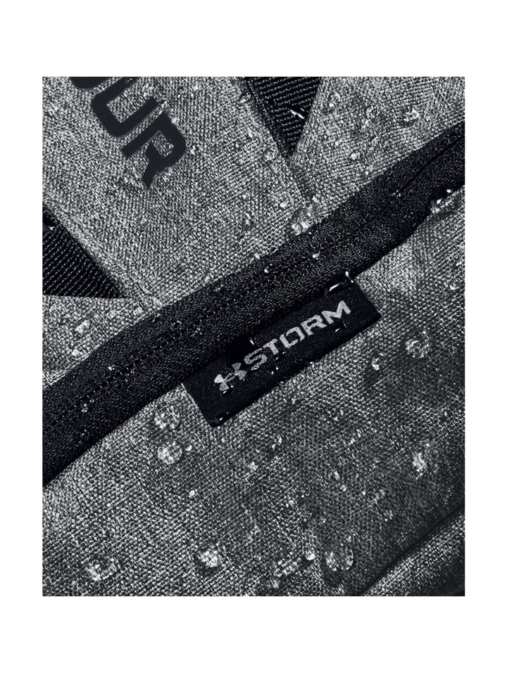 Mochila Under Armour Hustle color gris con detalles y logotipo en negro.