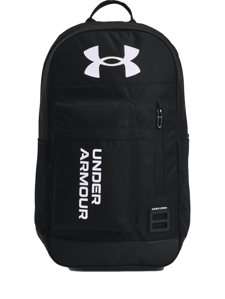 Mochila deportiva Under Armour de color negro con logotipos blancos en el frente.