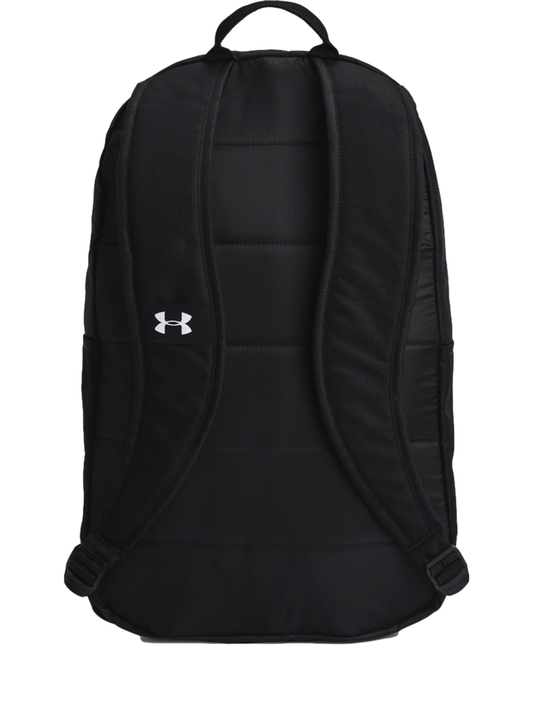 Mochila deportiva Under Armour de color negro con logotipos blancos en el frente.