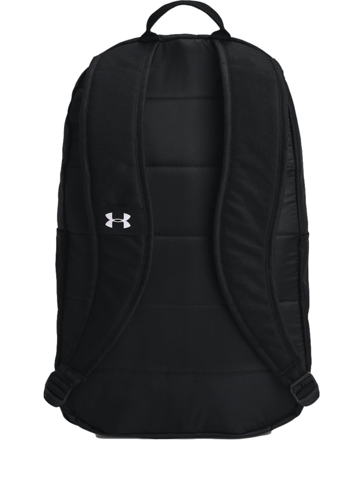 Mochila deportiva Under Armour de color negro con logotipos blancos en el frente.