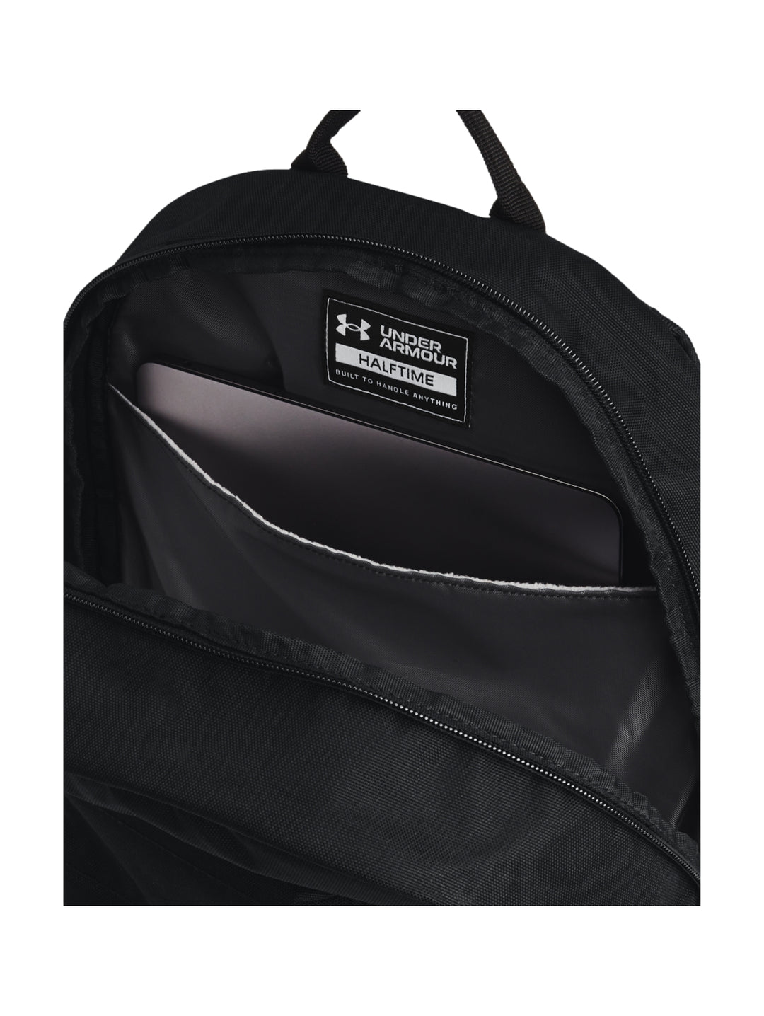 Mochila deportiva Under Armour de color negro con logotipos blancos en el frente.