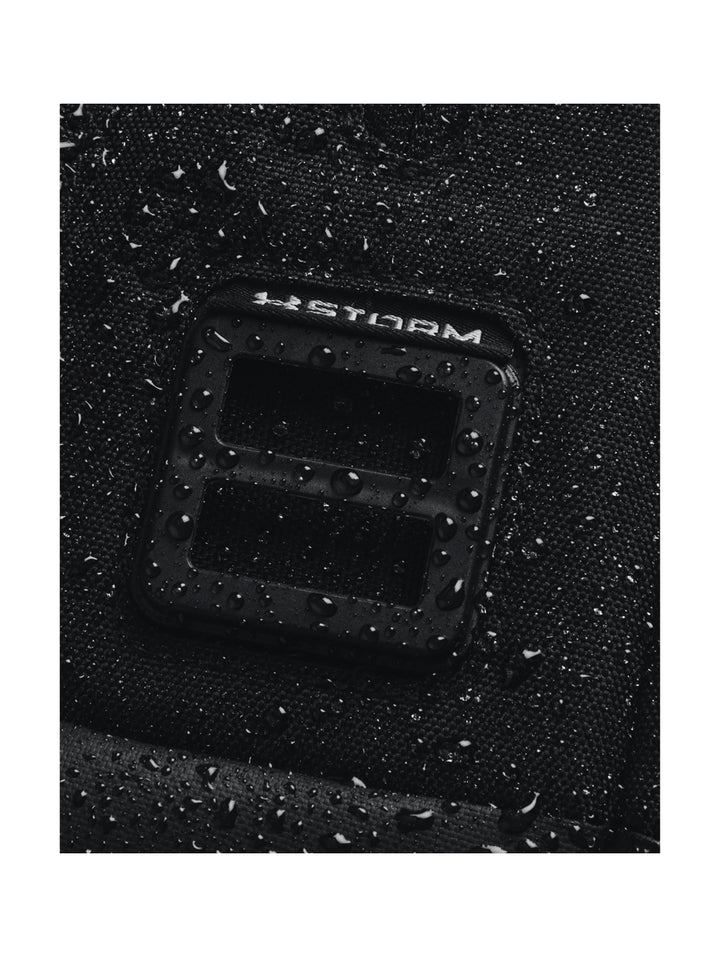 Mochila deportiva Under Armour de color negro con logotipos blancos en el frente.