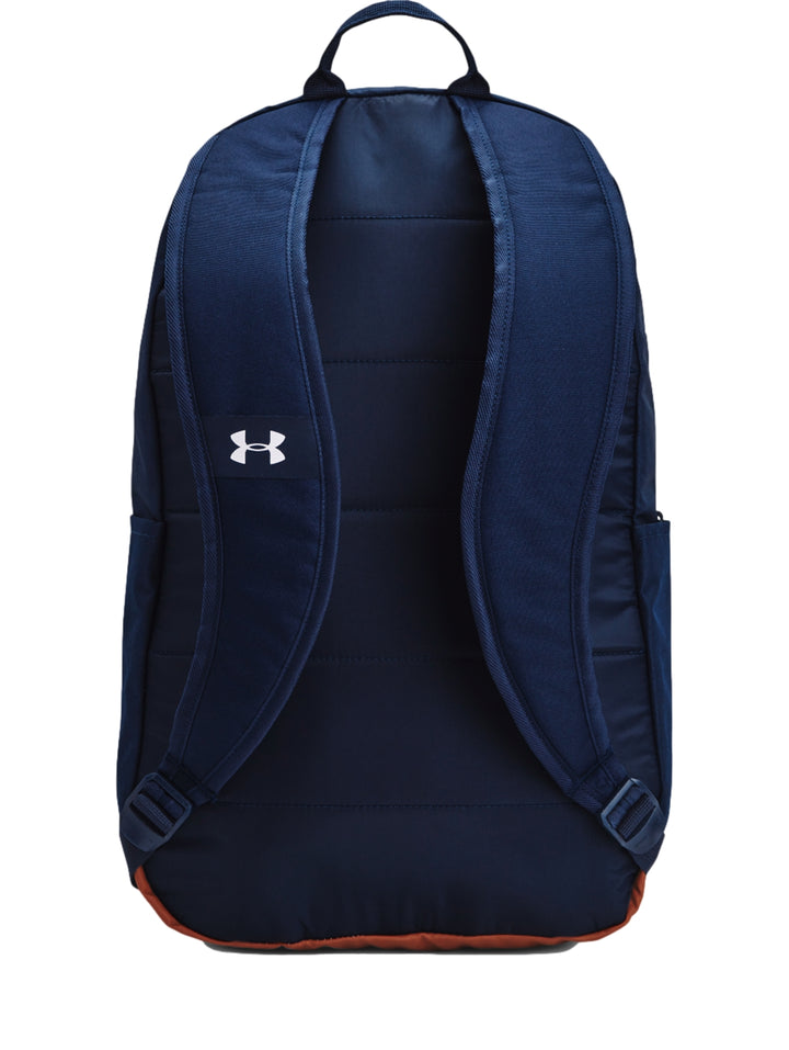 Mochila Under Armour Halftime color azul marino con base marrón y logotipos en blanco.