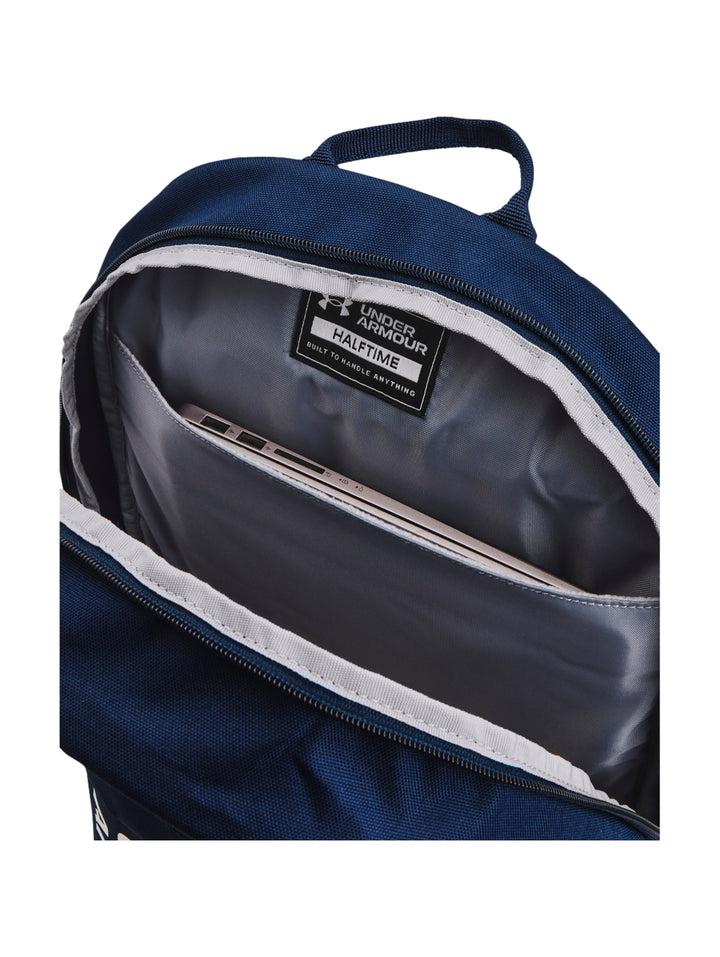 Mochila Under Armour Halftime color azul marino con base marrón y logotipos en blanco.