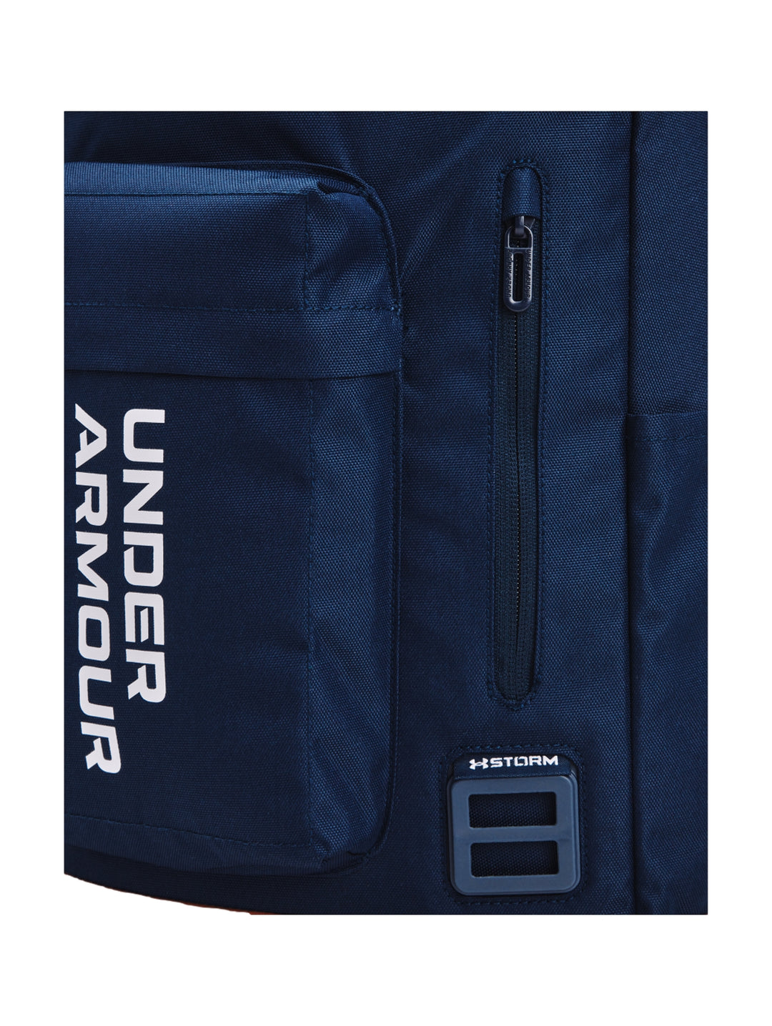 Mochila Under Armour Halftime color azul marino con base marrón y logotipos en blanco.
