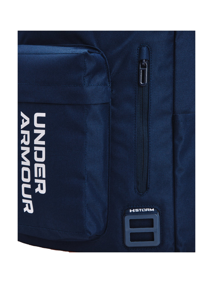 Mochila Under Armour Halftime color azul marino con base marrón y logotipos en blanco.