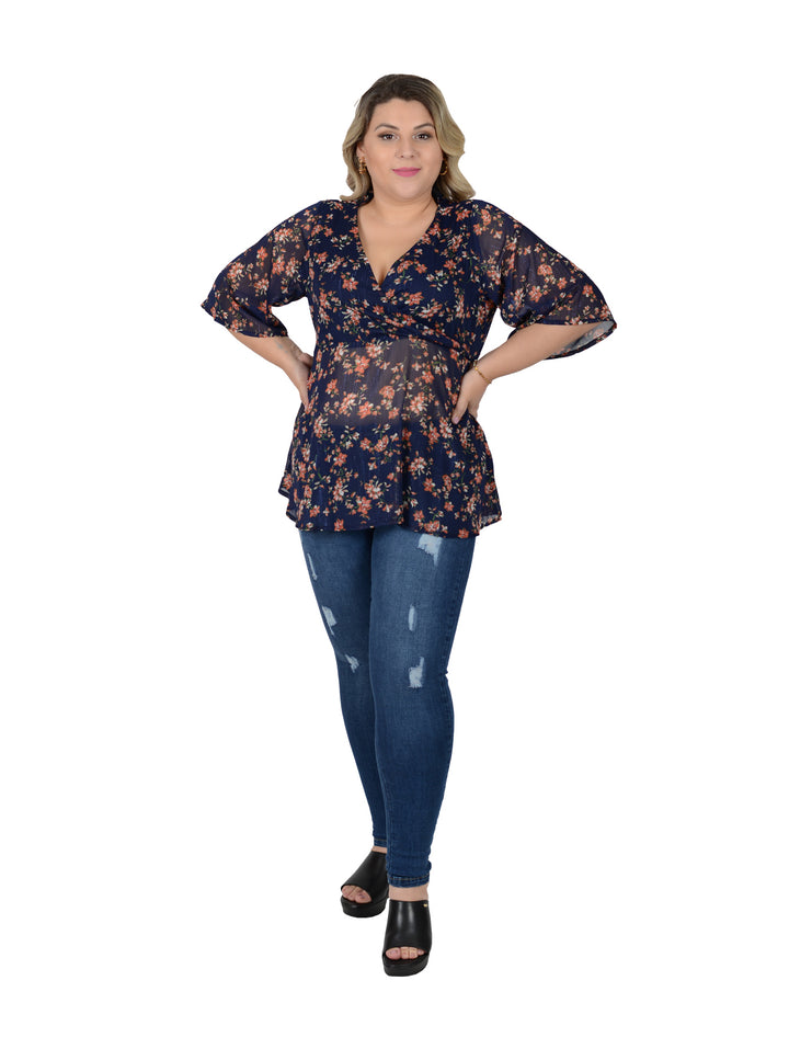 Blusa color marino con estampado floral, cuello en V y mangas cortas para mujer.