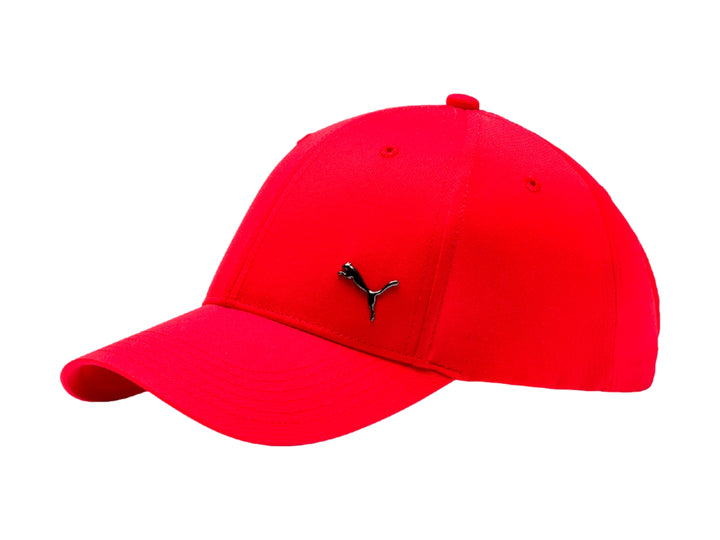 Gorra PUMA de color rojo intenso con logotipo metálico negro en el frente.