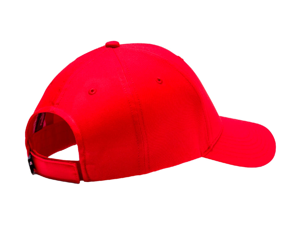 Gorra PUMA de color rojo intenso con logotipo metálico negro en el frente.