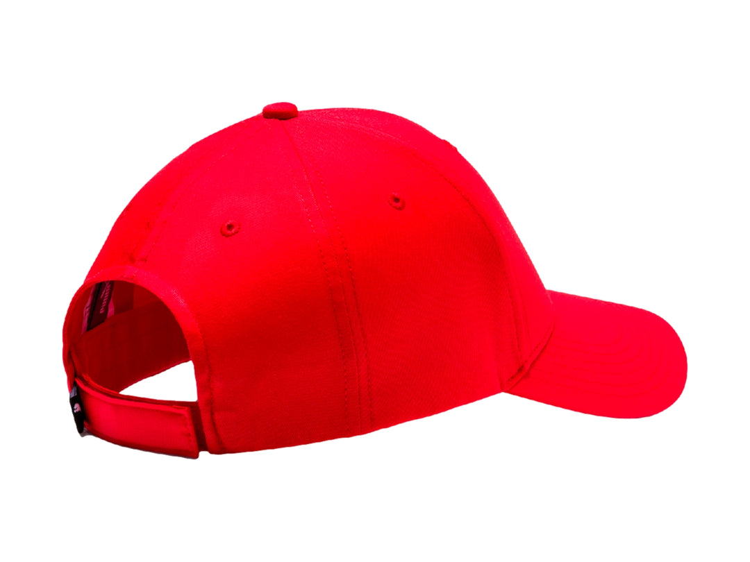 Gorra PUMA de color rojo intenso con logotipo metálico negro en el frente.