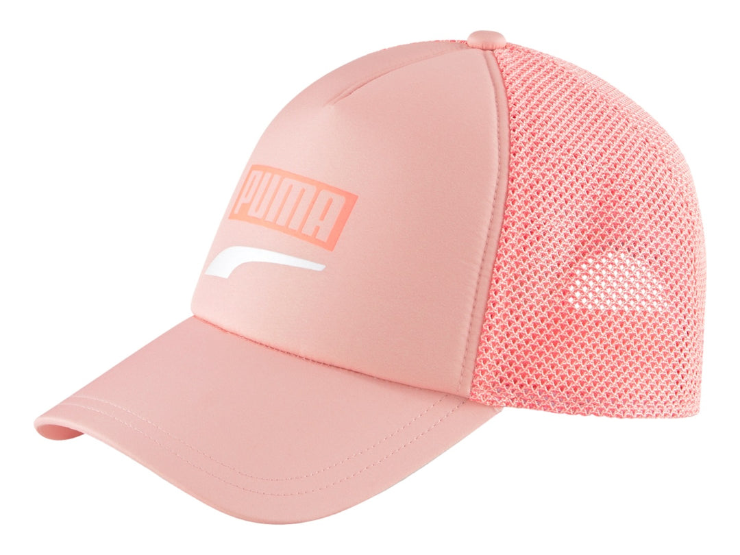 Gorra PUMA Trucker Cap color Apricot Blush con panel frontal sólido y parte posterior de malla.