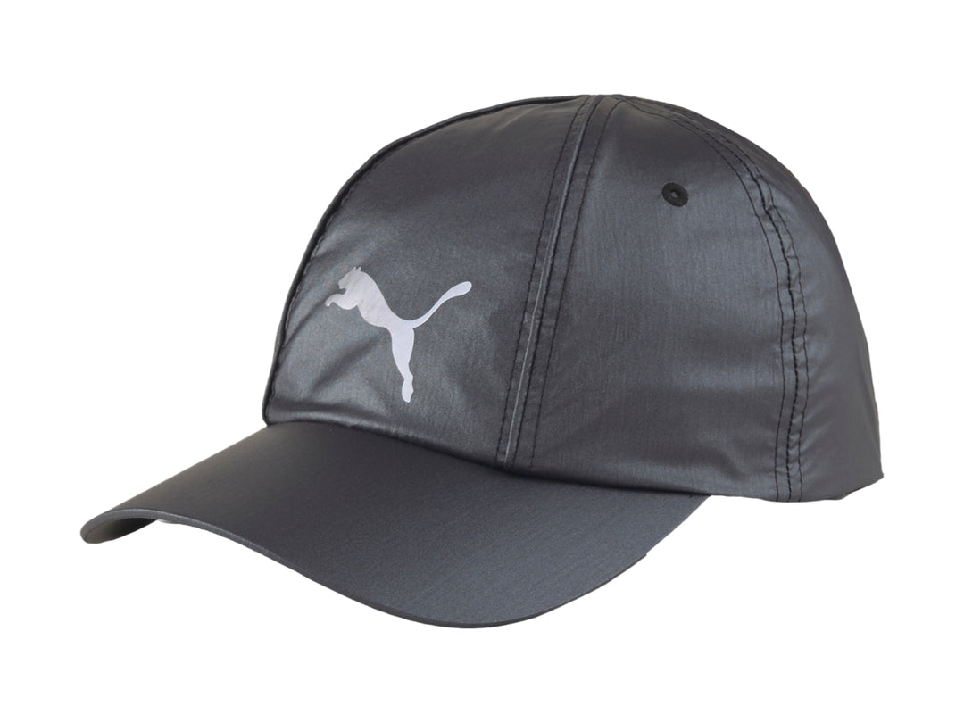 Gorra deportiva Puma de color negro con acabado brillante y logotipo reflectante en el frente.