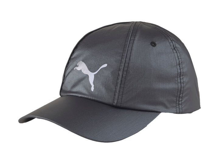 Gorra deportiva Puma de color negro con acabado brillante y logotipo reflectante en el frente.