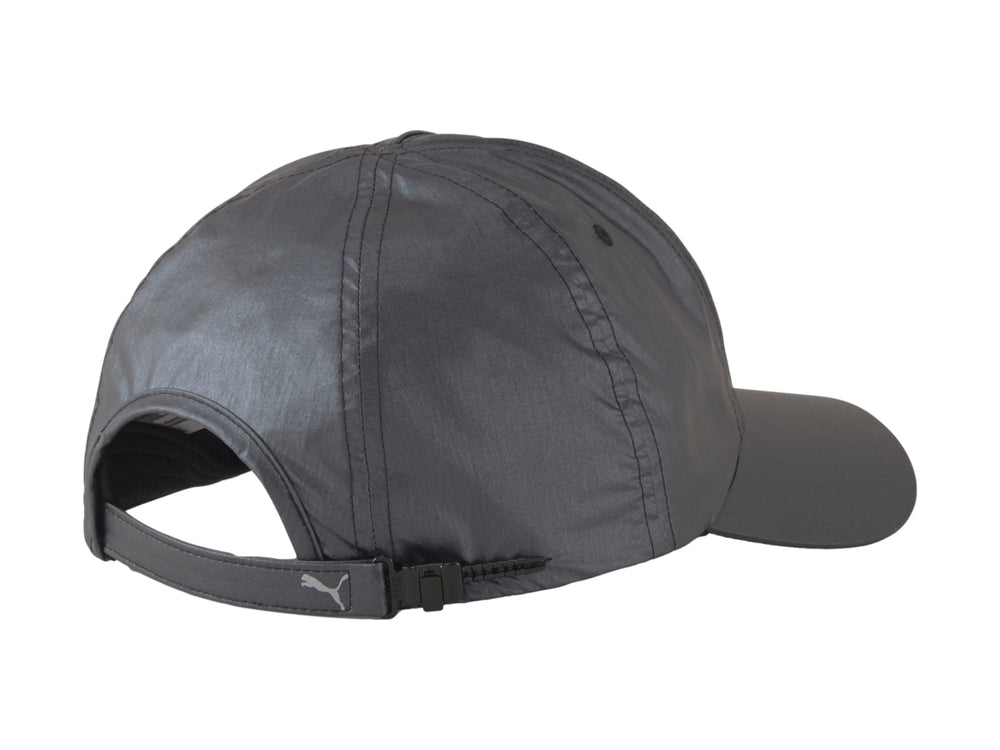 Gorra deportiva Puma de color negro con acabado brillante y logotipo reflectante en el frente.
