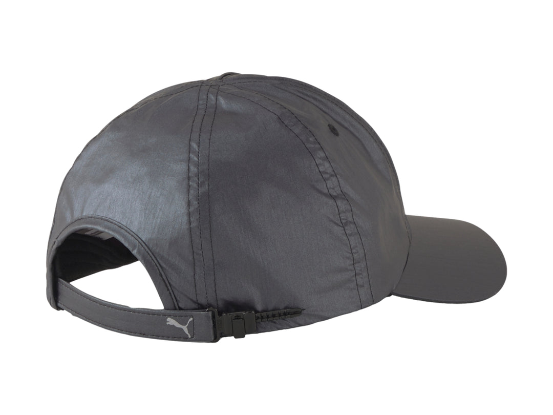 Gorra deportiva Puma de color negro con acabado brillante y logotipo reflectante en el frente.