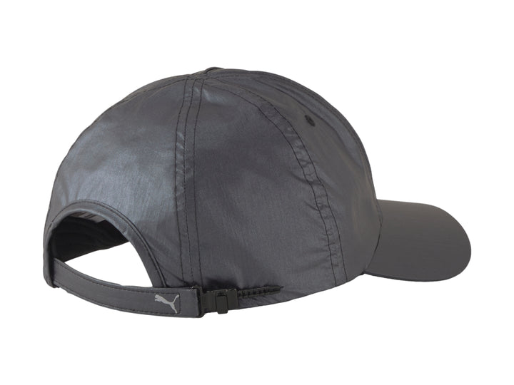 Gorra deportiva Puma de color negro con acabado brillante y logotipo reflectante en el frente.