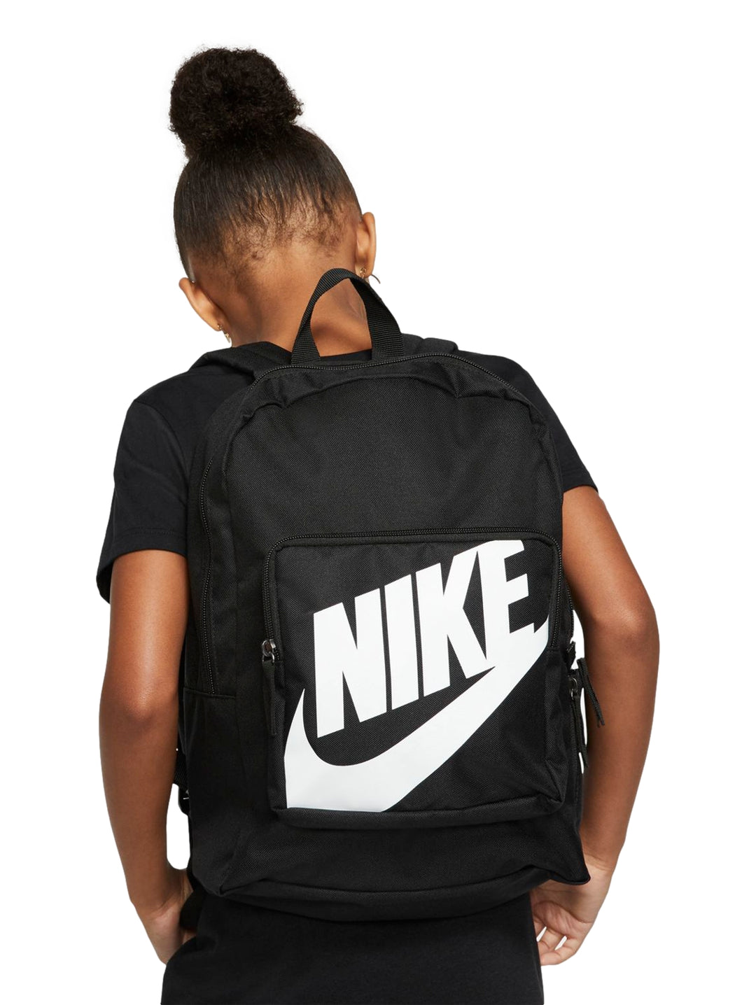Mochila escolar Nike color negro con logotipo blanco frontal, usada por una niña.