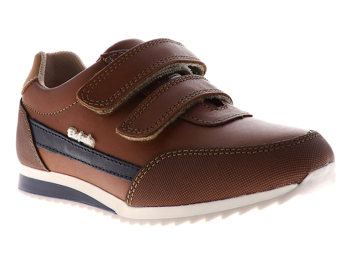 Tenis color caramelo para niño con cierre de velcro y suela blanca.