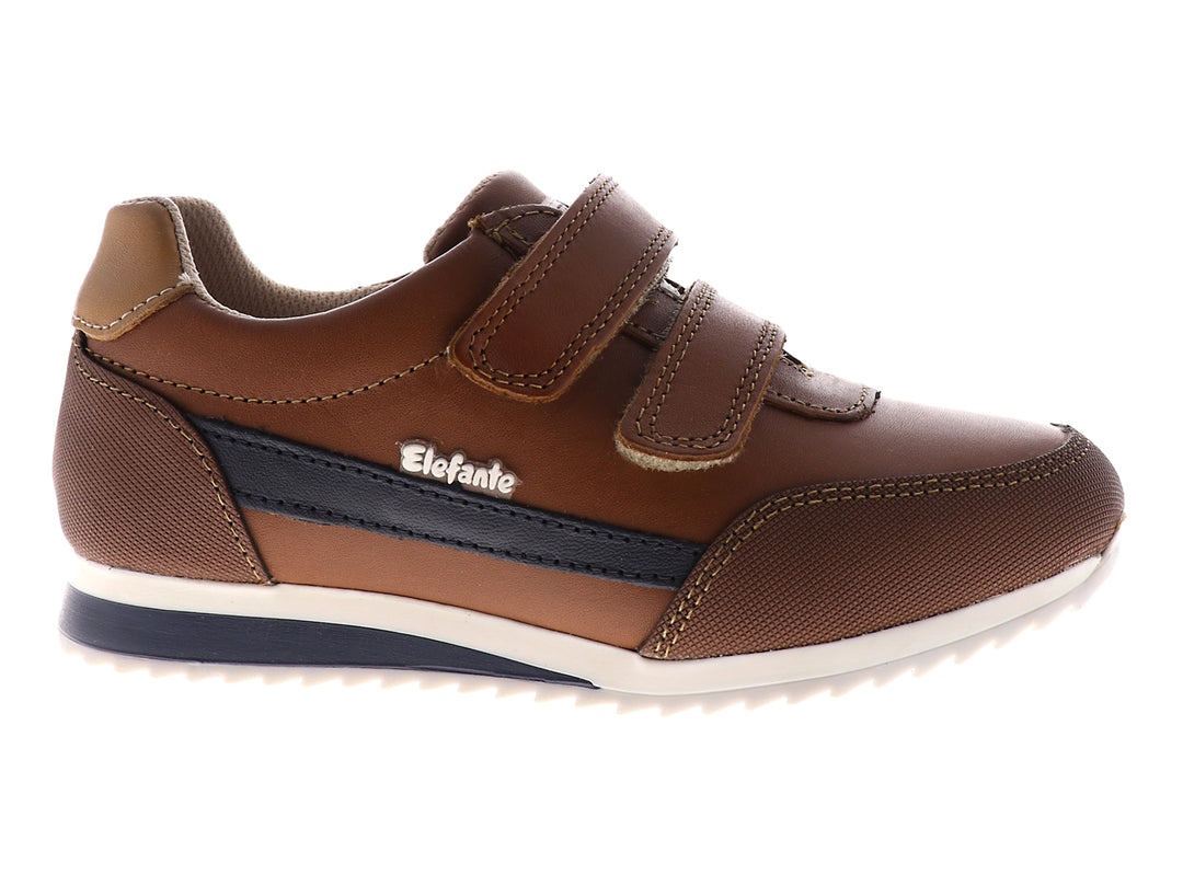 Tenis color caramelo para niño con cierres de velcro y suela blanca.