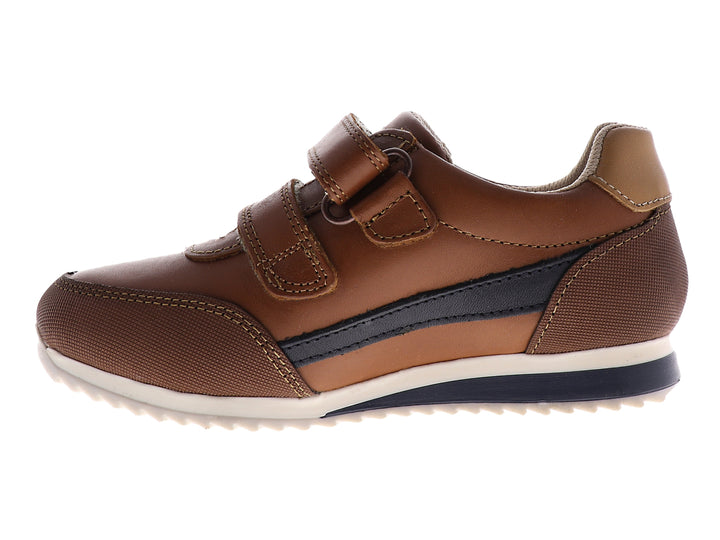 Tenis color caramelo para niño con cierres de velcro y suela blanca.