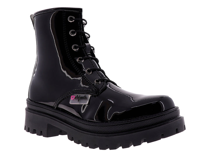Botas negras brillantes para niña con suela track y agujetas.