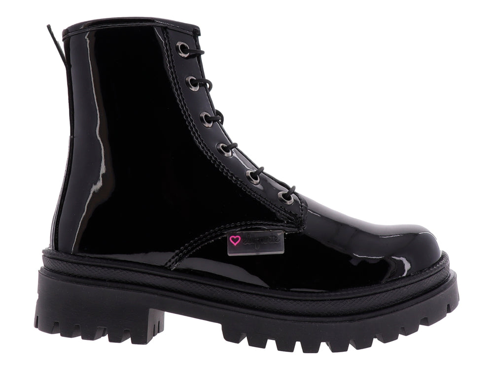 Botas negras brillantes para niña con suela track y agujetas.