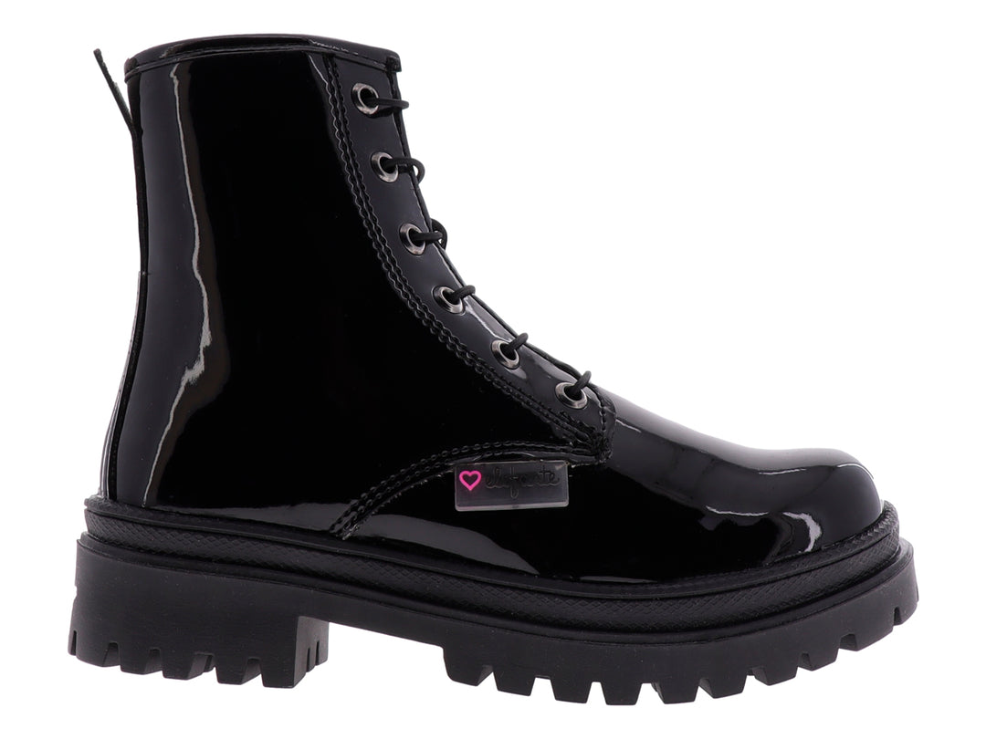 Botas negras brillantes para niña con suela track y agujetas.