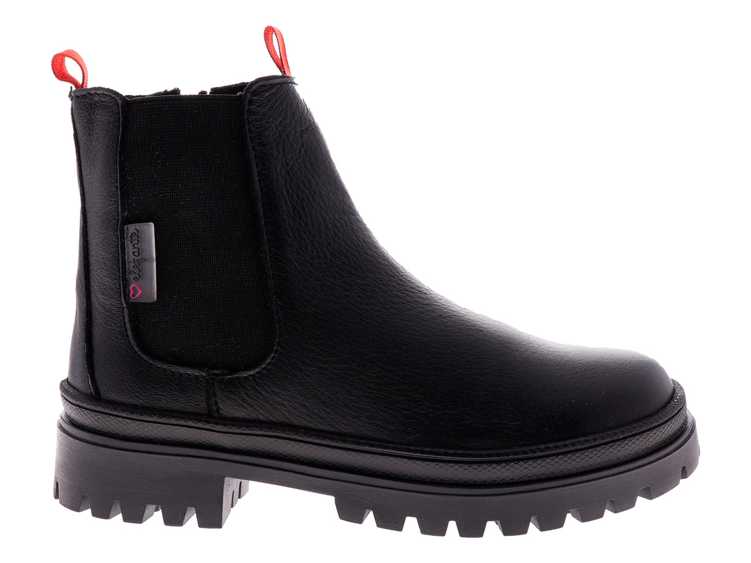 Botines negros para niña con suela track y tiradores rojos en la parte superior.