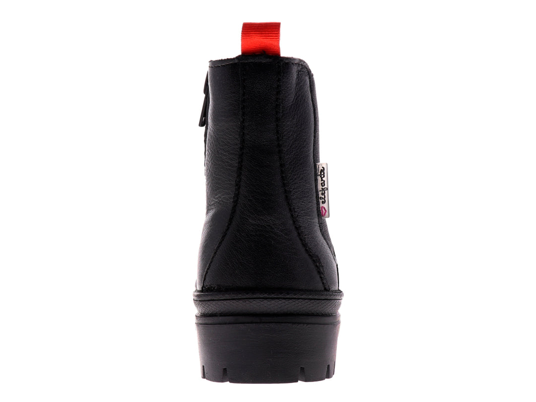 Botines negros para niña con suela track y tiradores rojos en la parte superior.