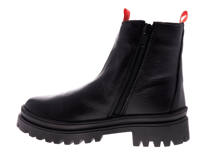 Botines negros para niña con suela track y tiradores rojos en la parte superior.