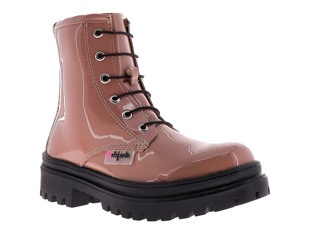 Bota color praline brillante con suela track negra y agujetas negras.